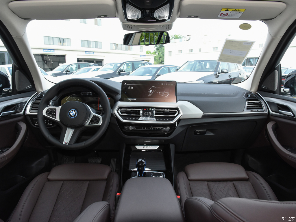 Интерьер BMW ix3 с коричневым кожаным салоном.