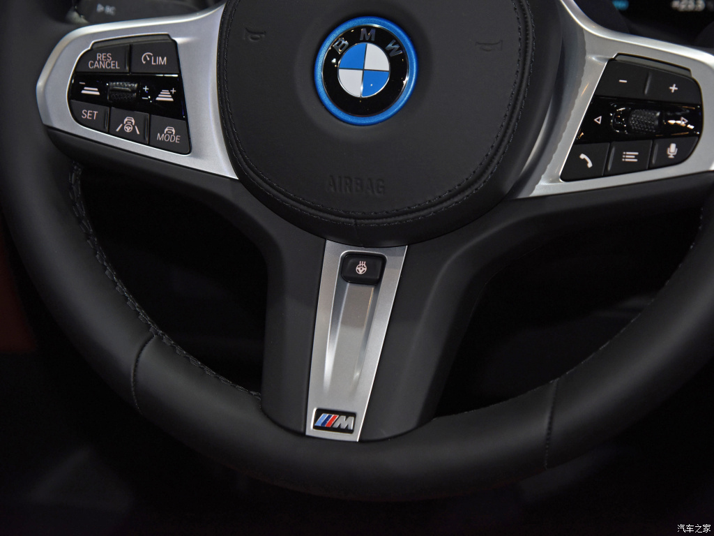 BMW ix3 внешний вид рулевого колеса.