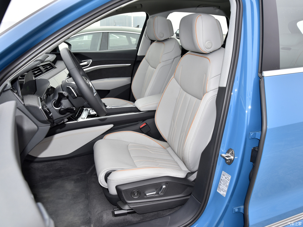 Белый кожаный салон в электромобиле Audi e-tron.