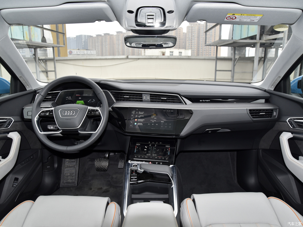 Интерьер электромобиля Audi e-tron.