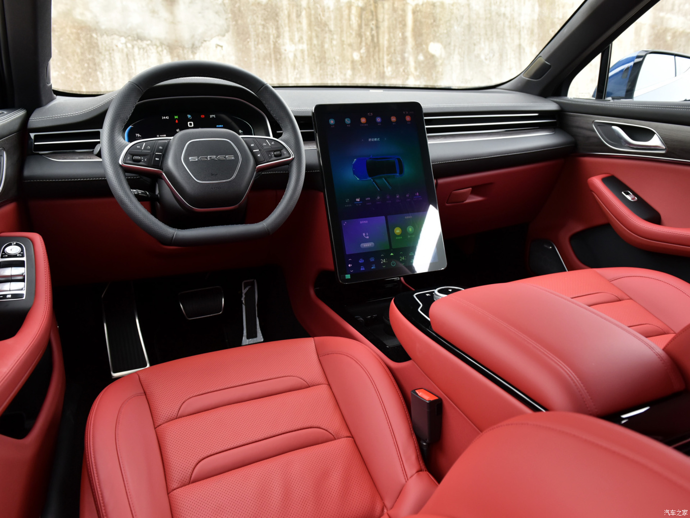 Отличная возможность купить электромобиль Huawei Seres SF5 с красным кожаным салонам из Китая по доступной цене.