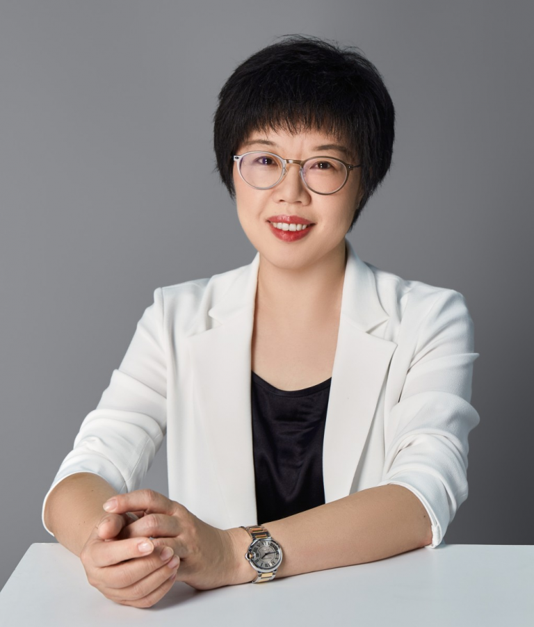 Г-жа Чжан Минся, вице-президент по продажам, маркетингу и послепродажному обслуживанию глобальной компании smart brand