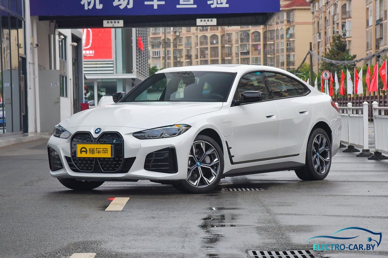 Электромобиль BMW i4 с белым цветом кузова.
