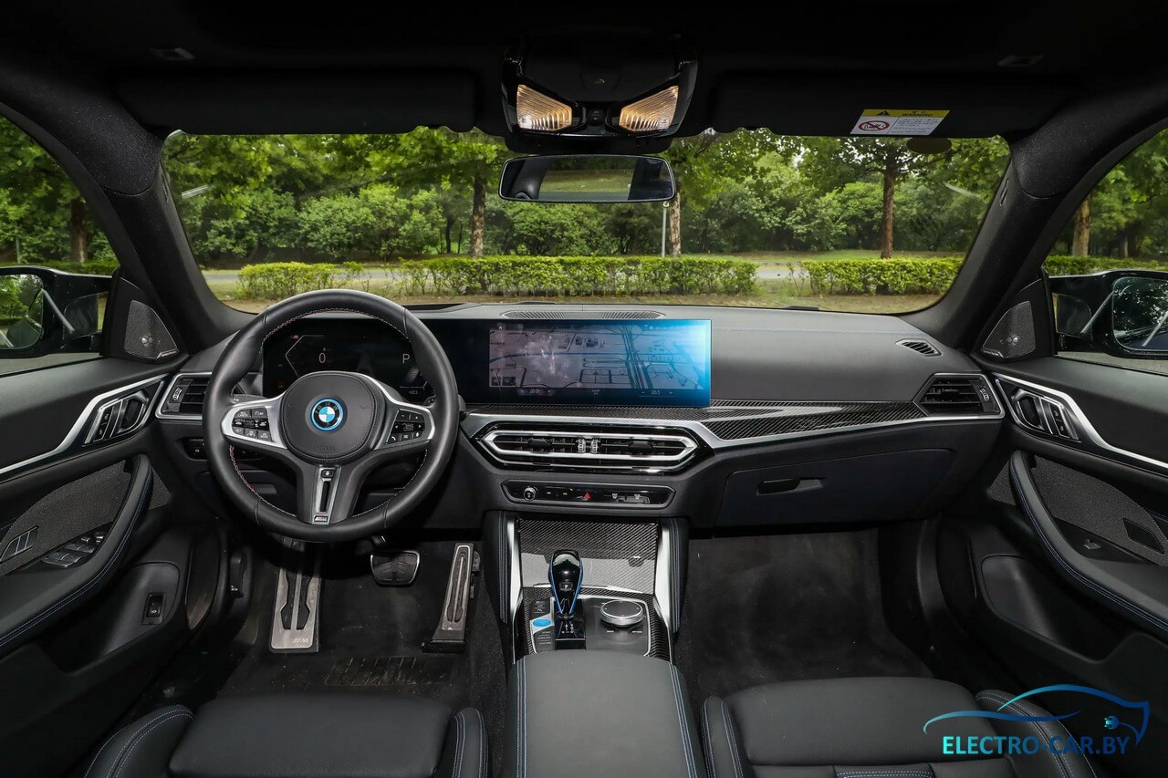 Интерьер BMW i4.