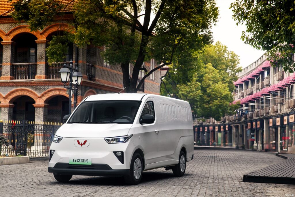 Wuling Yangguang грузовой электромобиль из Китая купить под заказ доставка в Москву