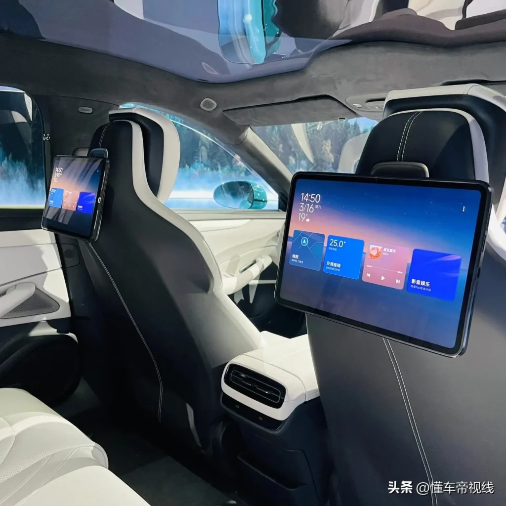 Xiaomi SU7 мониторы пассажиров на заднем сидении