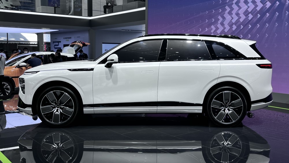 Xpeng G9 сбоку